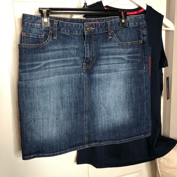 💫90s TREND ALERT TOMMY DENIM SKIRT - Picture 2 of 8